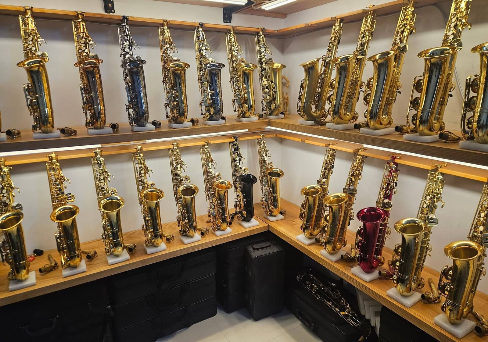 Kho saxophone trưng bày tại cửa hàng TOPSAX